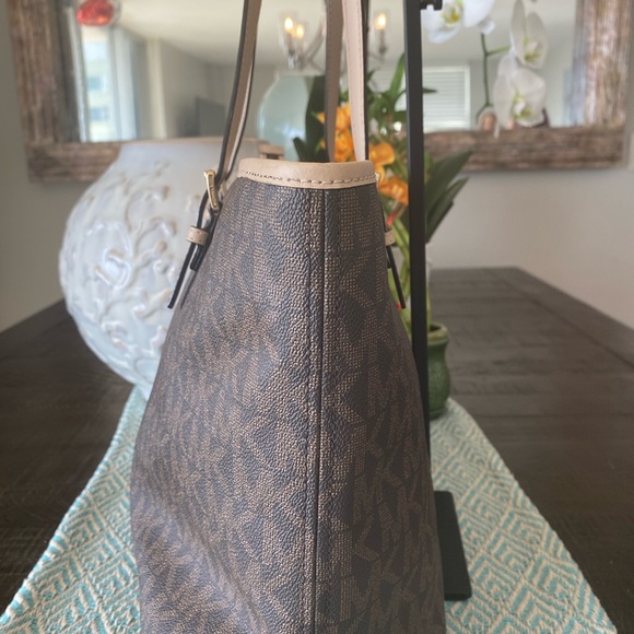 🌺Michael Kors Signature Tote NWOT (Brown & Tan) w/Gold Hardware. - Picture 5 of 11
